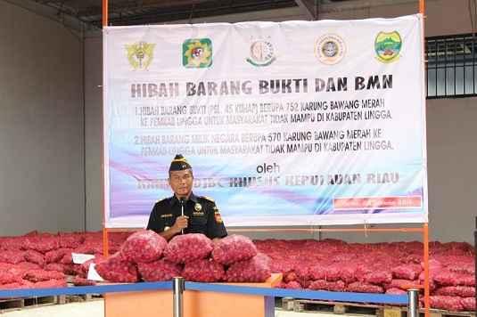 Bawang Merah Ilegal 1328 Karung Dihibahkan