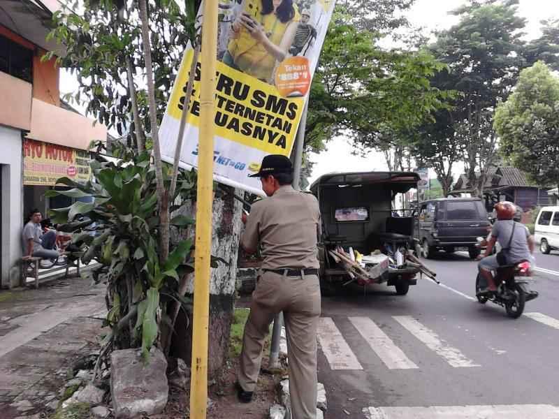 Pemkot Diminta Tertibkan Reklame Liar