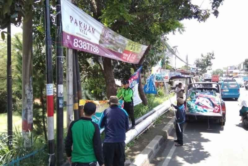 Jelang Lebaran, Puluhan Spanduk Ilegal Ditertibkan