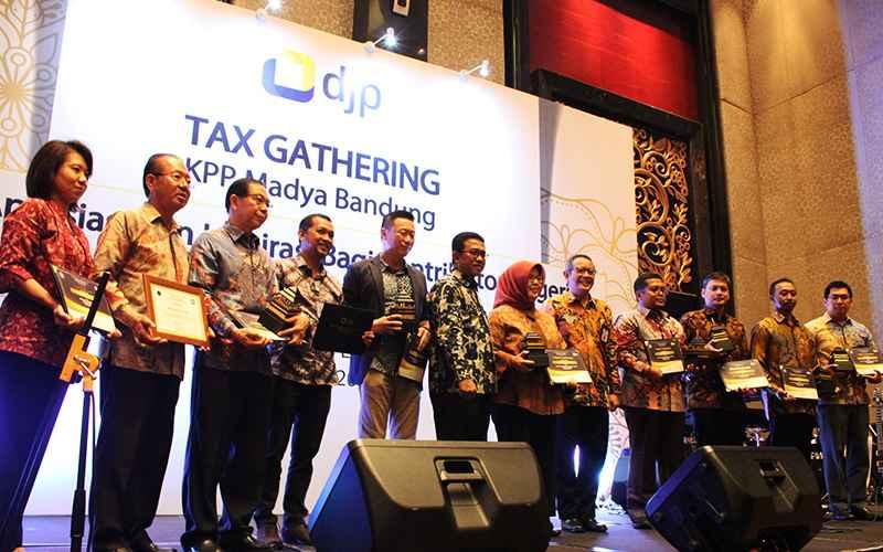 KPP Madya Bandung Beri Penghargaan 10 WP Badan