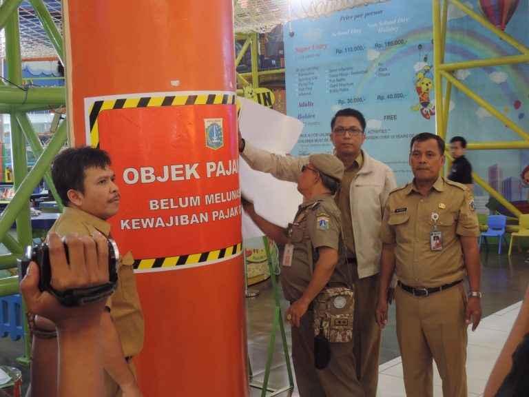 Tunggak Pajak, Tempat Usaha Dipasangi Stiker