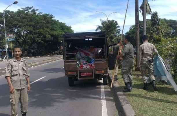 Ratusan Spanduk Liar Tak Bayar Pajak Dibongkar Satpol PP