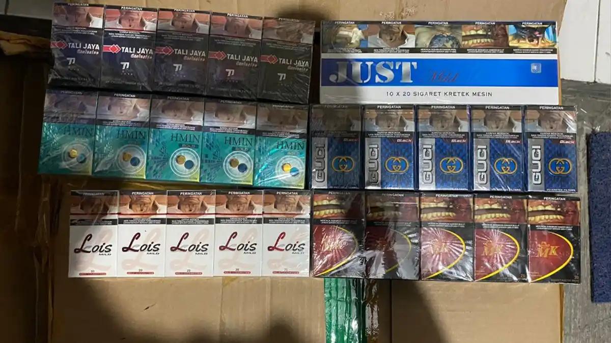 Dicegat di Tol, Mobil Travel Ketahuan Angkut 570.400 Rokok Ilegal