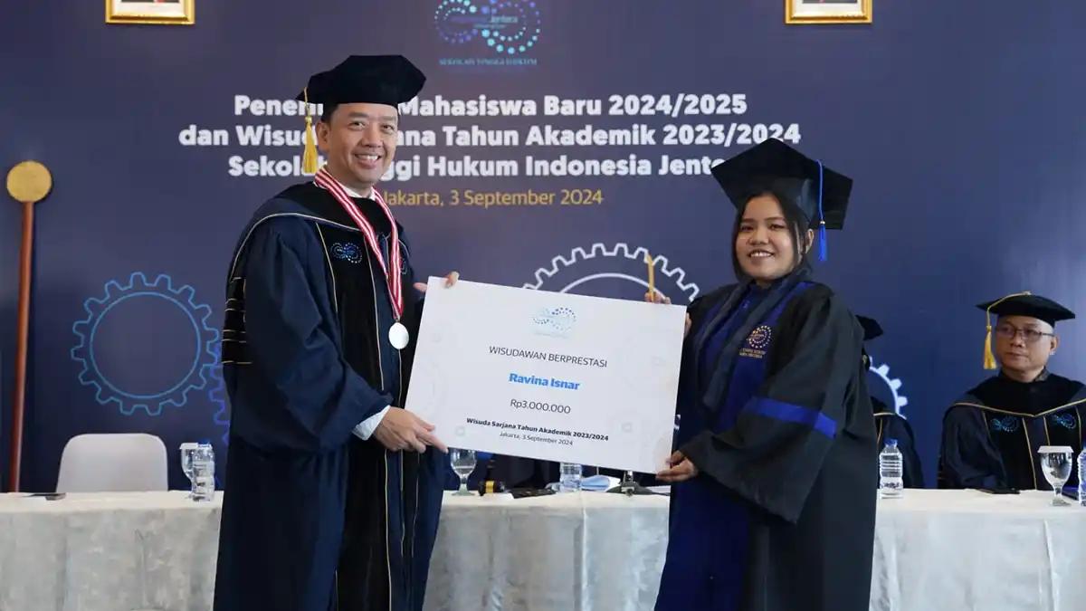 Didukung Penuh DDTC, Ravina Jadi Wisudawan Berprestasi STHI Jentera