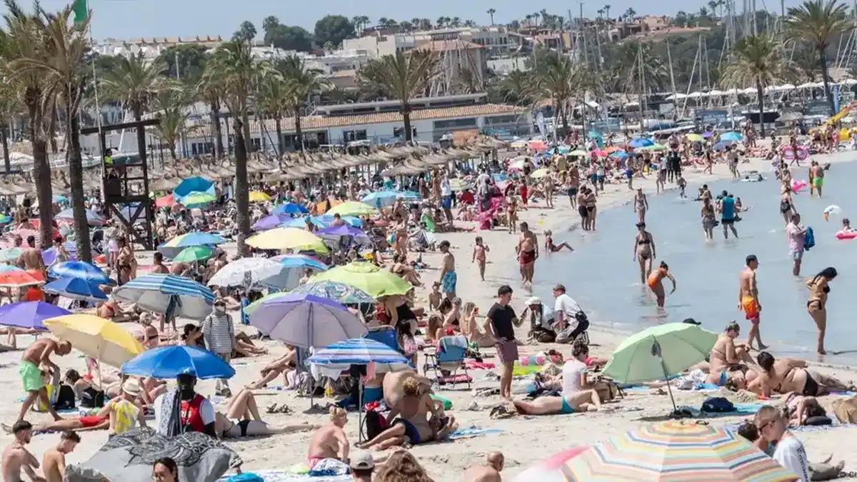 Overtourism, Barcelona Naikkan Pajak untuk Turis yang Singgah Singkat