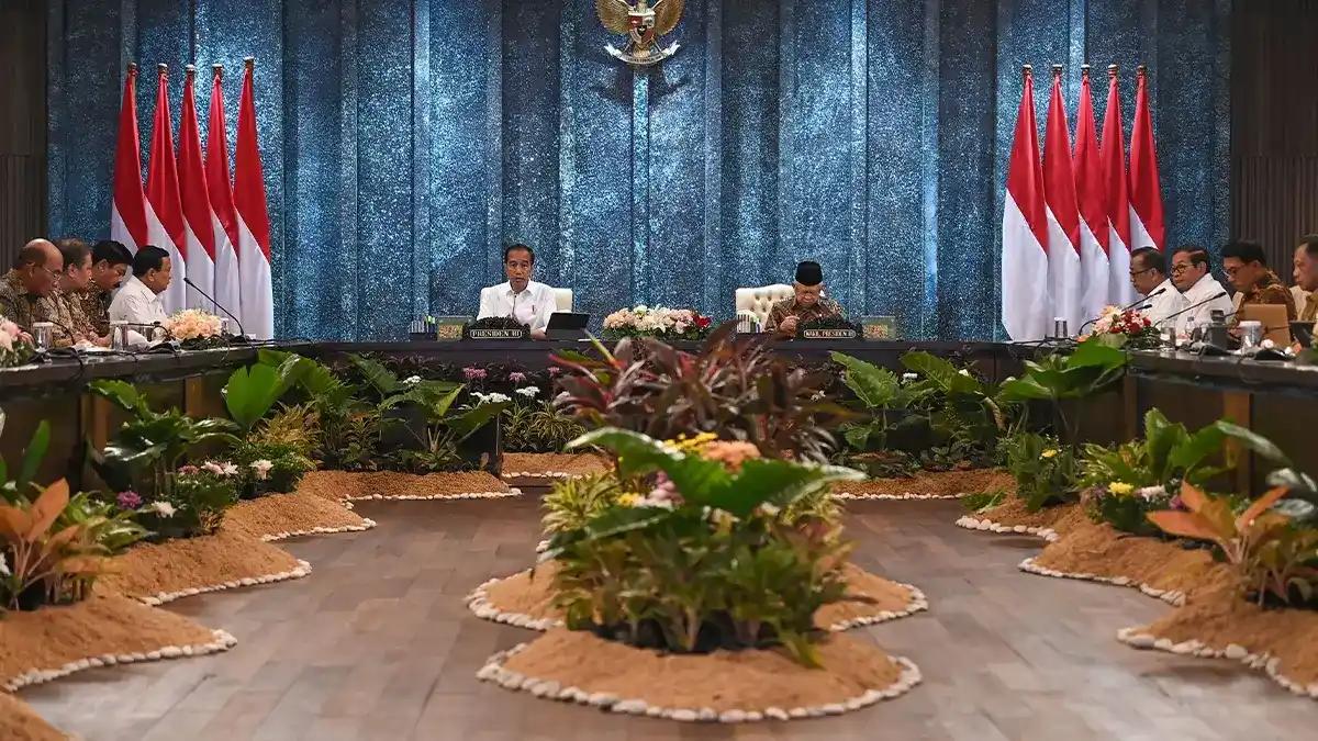 PMI Manufaktur Geser ke Zona Kontraksi, Jokowi Minta Menteri Waspada