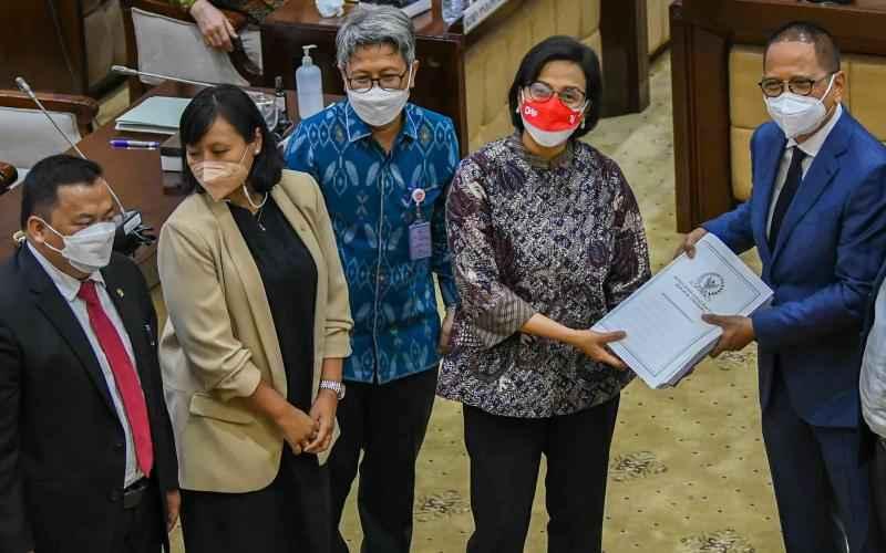 Sri Mulyani Resmi Terima DIM RUU HKPD dari DPR dan DPD