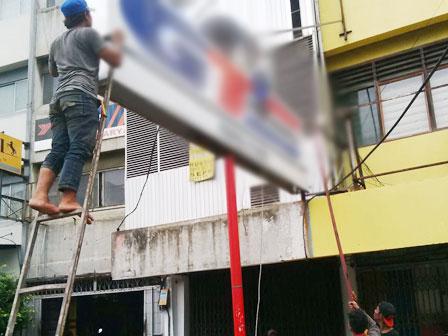 Tak Tertib, 101 Reklame di Gambir Dibongkar