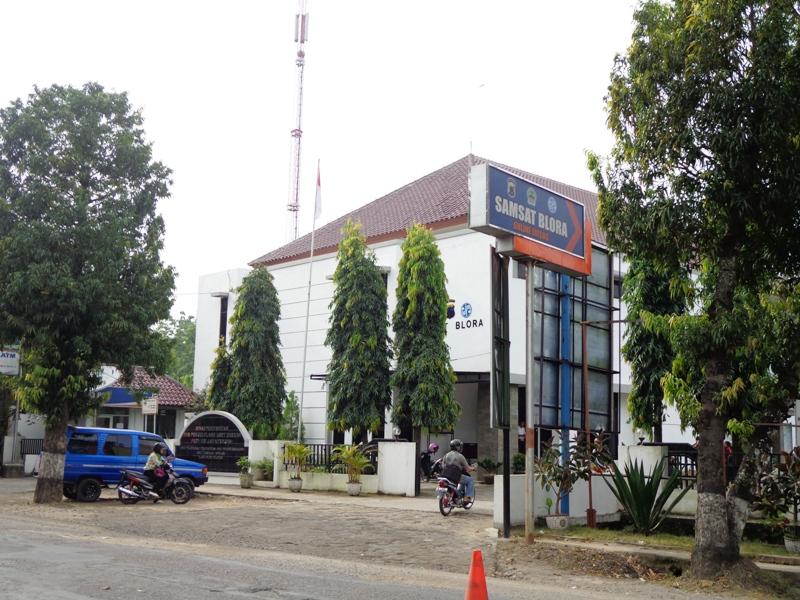 Kantor Samsat Diserbu Ribuan Orang