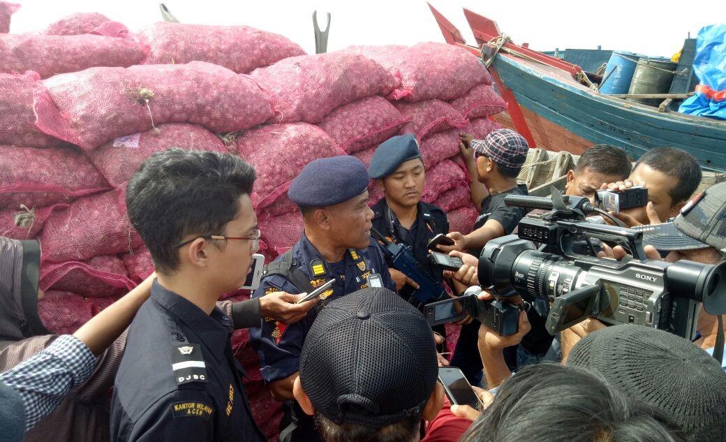 Bea Cukai Aceh Ringkus Penyelundup 30 Ton Bawang