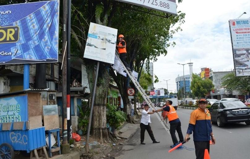 Puluhan Reklame Dicopot, Ini Penyebabnya