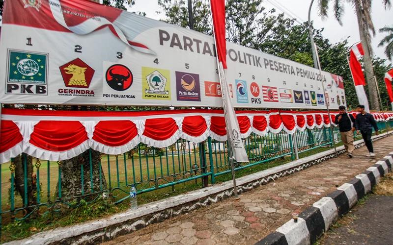 Satpol PP Copot Banner Parpol yang Tak Bayar Pajak