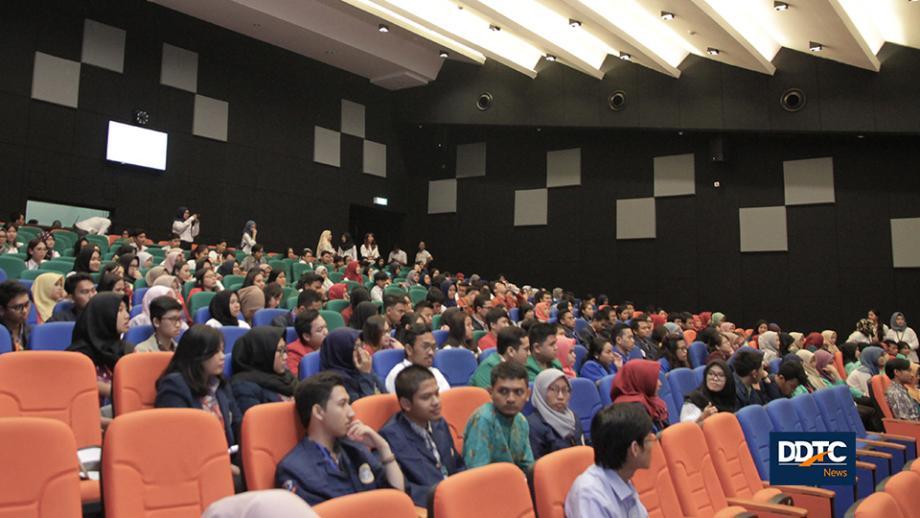 Suasana para peserta Tax Competition Universitas Indonesia (TCUI) saat mendengarkan sambutan.