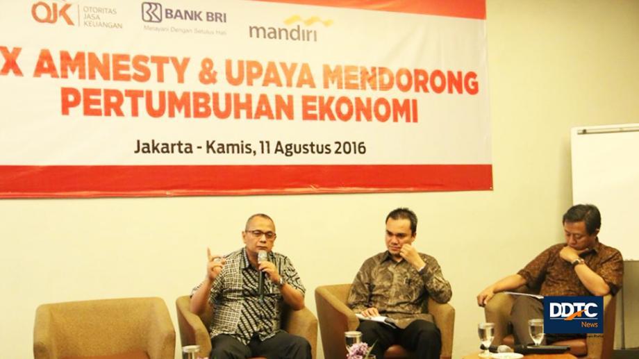 Darussalam (kiri) dalam Acara Tax Amnesty dan Upaya Mendorong Pertumbuhan Ekonomi - JEMF (Jakarta)