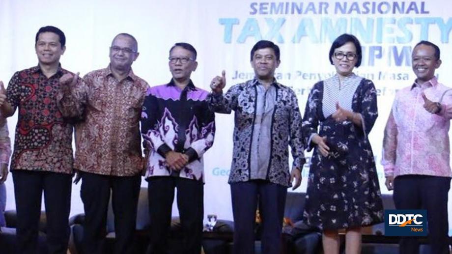 Managing Partner DDTC Darussalam (kedua dari kiri),  Direktur Jenderal Pajak Ken Dwijugiasteadi (ketiga dari kiri), Menteri Keuangan Sri Mulyani (kedua dari kanan) dalam acara Seminar Nasional Tax Amnesty HIPMI di Jakarta, Jumat (5/8)