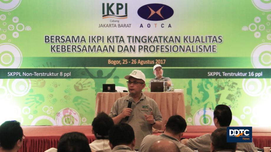 Darussalam sebagai narasumber sedang berbicara di depan peserta seminar