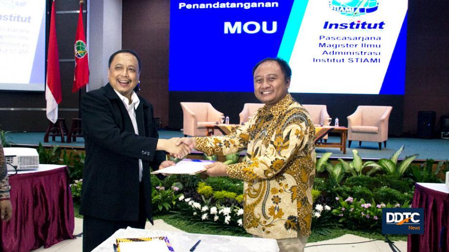 Rektor Institut STIAMI Panji Hendrarso (kiri) dan Partner Research & Training DDTC B. Bawono Kristiaji (kanan) saling bertukar naskah MoU kerja sama pendidikan.