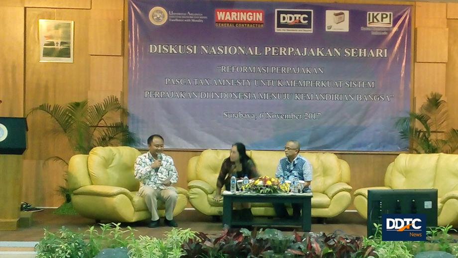 Partner of Tax Research & Training Services DDTC Bawono Kristiaji (kiri) yang menjadi moderator diskusi