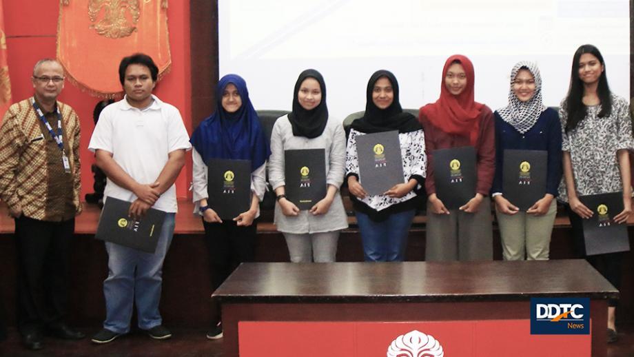 Foto bersama perwakilan penerima Beasiswa Operasional Pendidikan dari DDTC untuk sejumlah mahasiswa FIA UI