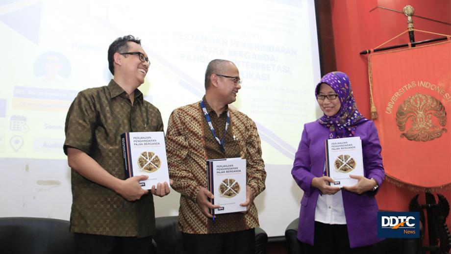 Foto bersama narasumber dan panelis Bedah Buku P3B yang merupakan dosen senior Fakultas Ilmu Administrasi (FIA) UI di Auditorium Juwono Sudarsono, FISIP UI, Depok