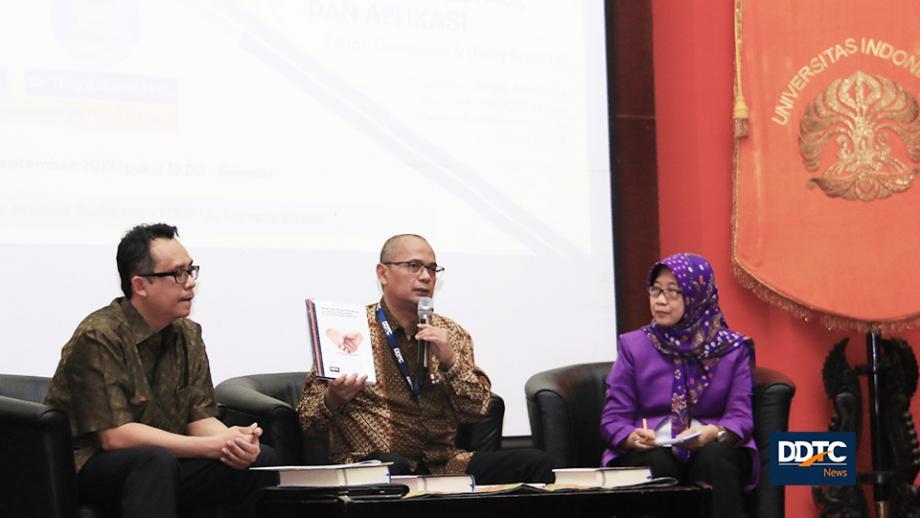 Managing Partner DDTC Darussalam (tengah), dan panelis Iman Santoso (kiri) beserta Ning Rahayu (kanan) saat mengenalkan Buku Perjanjian Penghindaran Pajak Berganda (P3B): Panduan, Interpretasi, dan Aplikasi di Kampus UI, Depok pada hari Senin (11/9)