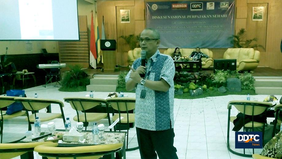 Managing Partner DDTC Darussalam ketika memaparkan kisah kelembagaan otoritas pajak dalam acara diskusi.