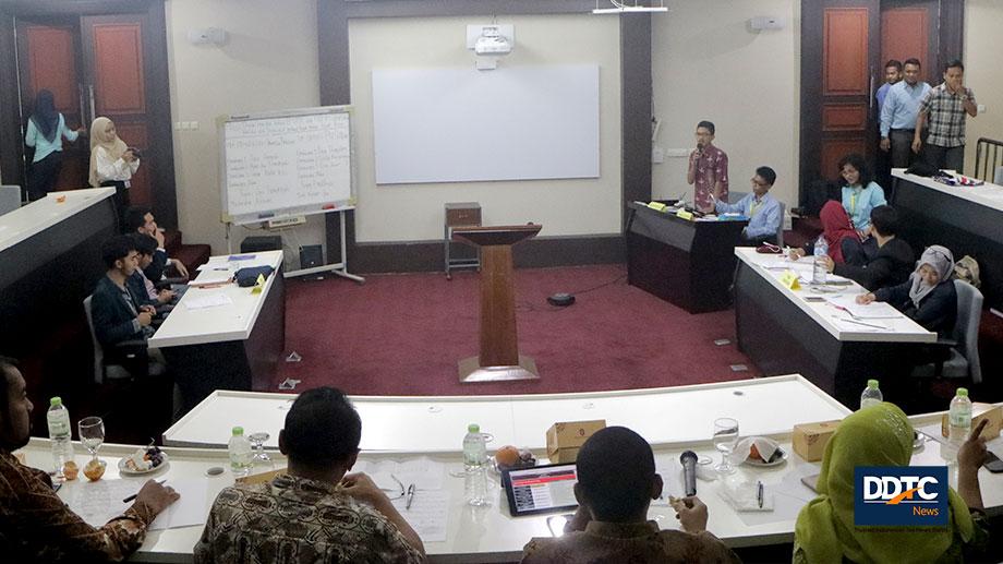 Suasana debat saat akan dimulai.