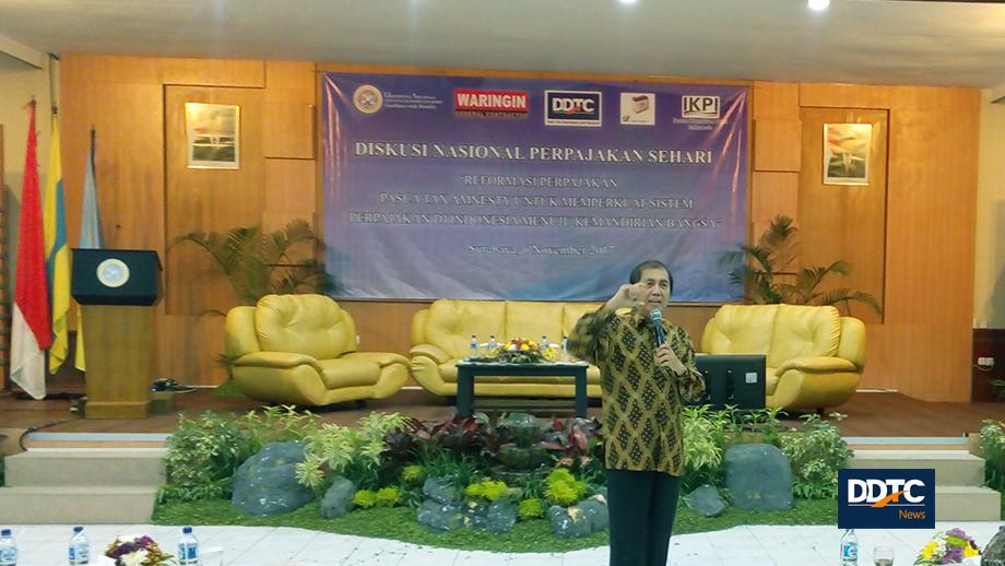 Mantan Direktur Jenderal Pajak Hadi Poernomo saat memberikan keynote speech dalam acara Diskusi Nasional Perpajakan Sehari pada Senin (6/11), di Aula Fadjar Notonegoro FEB Universitas Airlangga, Surabaya