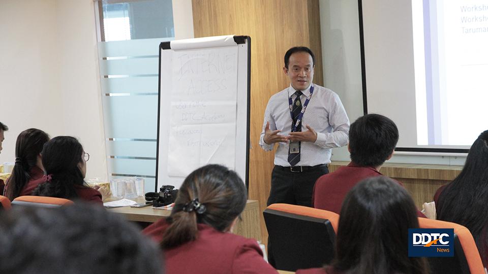 Head of Training DDTC Suharno sedang memberikan materi kepada para Mahasiswa Universitas Tarumanagara.