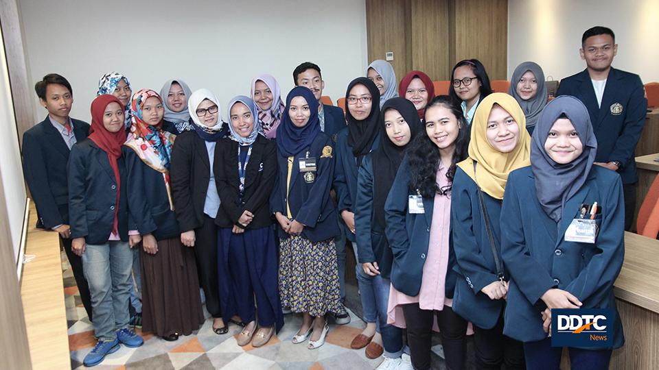 Foto bersama para Mahasiswa Universitas Brawijaya dan Team dari DDTC.