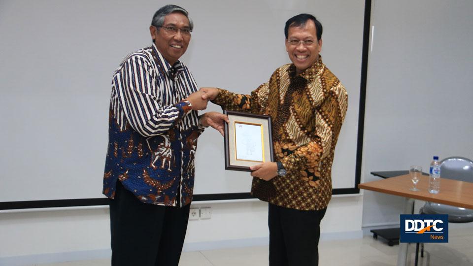 Penyerahan plakat oleh Ketua Dewan Pengurus Nasional IAI, Mardiasmo kepada Direktur Jendral Pajak Kementerian Keuangan, Robert Pakpahan.