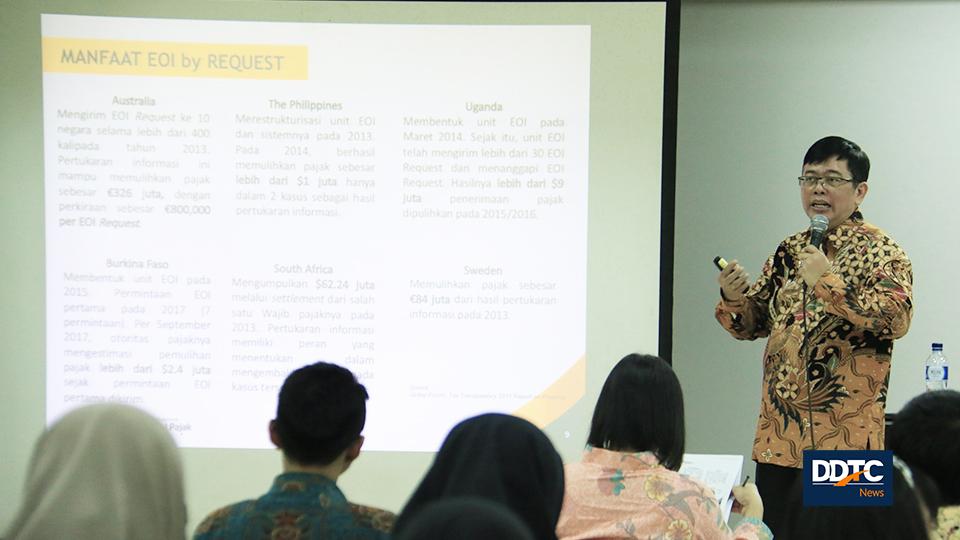 Direktur Perpajakan Internasional DJP John Hutagaol memaparkan materi keterbukaan informasi keuangan dalam sesi pertama acara.