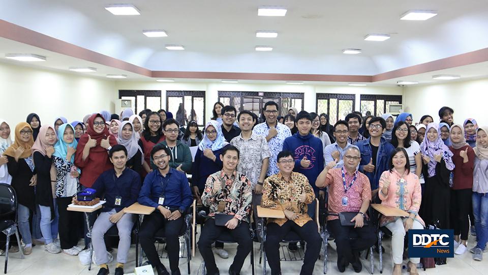 Penutupan acara dengan foto bersama seluruh panitia, peserta, dan pembicara.