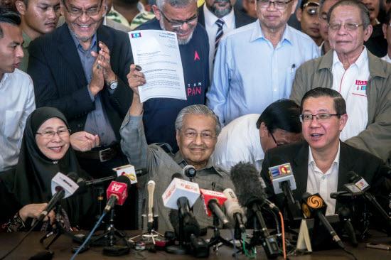 Mahathir: Penerapan GST Dibatalkan