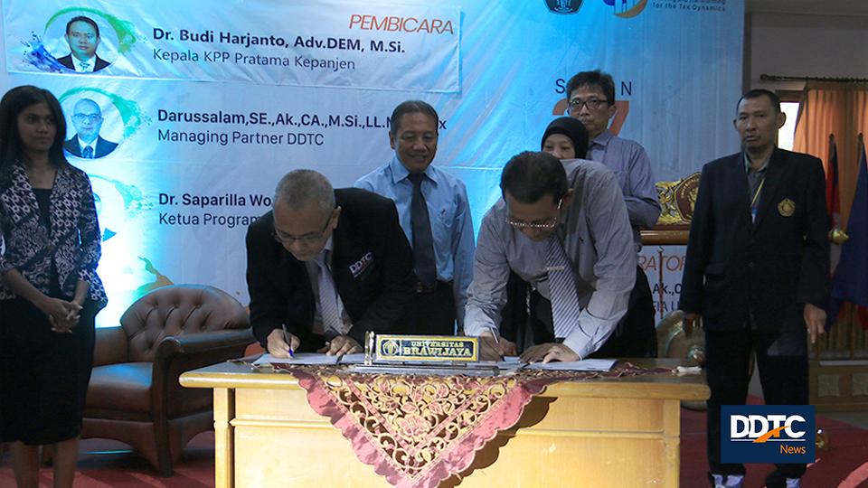 Salah satu rangkaian acara seminar nasional yaitu penandatanganan kerja sama pendidikan antara DDTC dengan Kampus UB, bertempat di Lantai 4, Aula Gedung A, Fakultas Ilmu Administrasi (FIA) UB, Malang.