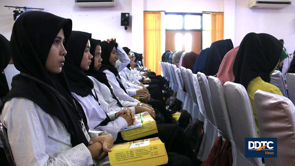 Sebagian peserta seminar nasional yang merupakan mahasiswa baru.