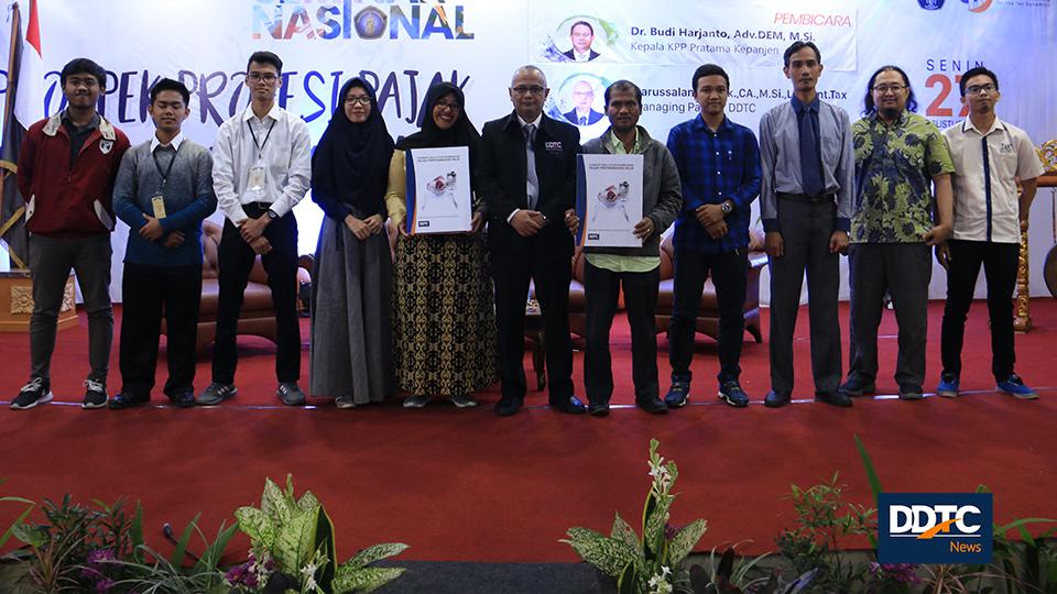 Foto bersama dan pembagian buku terbitan DDTC terbaru berjudul "Konsep dan Studi Komparasi PPN," kepada para peserta secara simbolis.