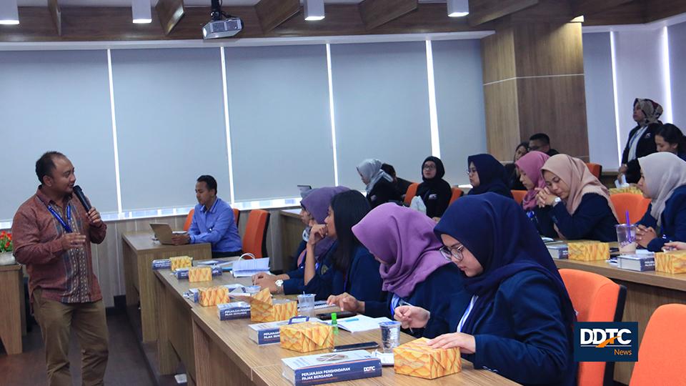 Partner of Tax Research & Training Services DDTC B. Bawono Kristiaji memberikan sambutan sekaligus memperkenalkan unit-unit bisnis DDTC. 