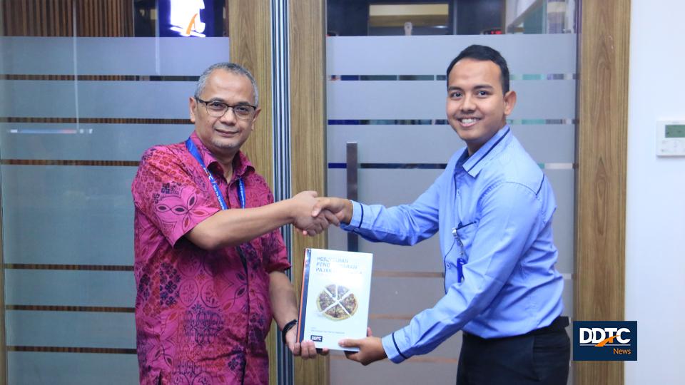 Managing Partner DDTC Darussalam memberikan buku Perjanjian Penghindaran Pajak Berganda (P3B) kepada Dosen FIA UB Damas D. Anggoro. Dalam kunjungan kali ini, DDTC memberikan buku P3B gratis kepada seluruh mahasiswa. 