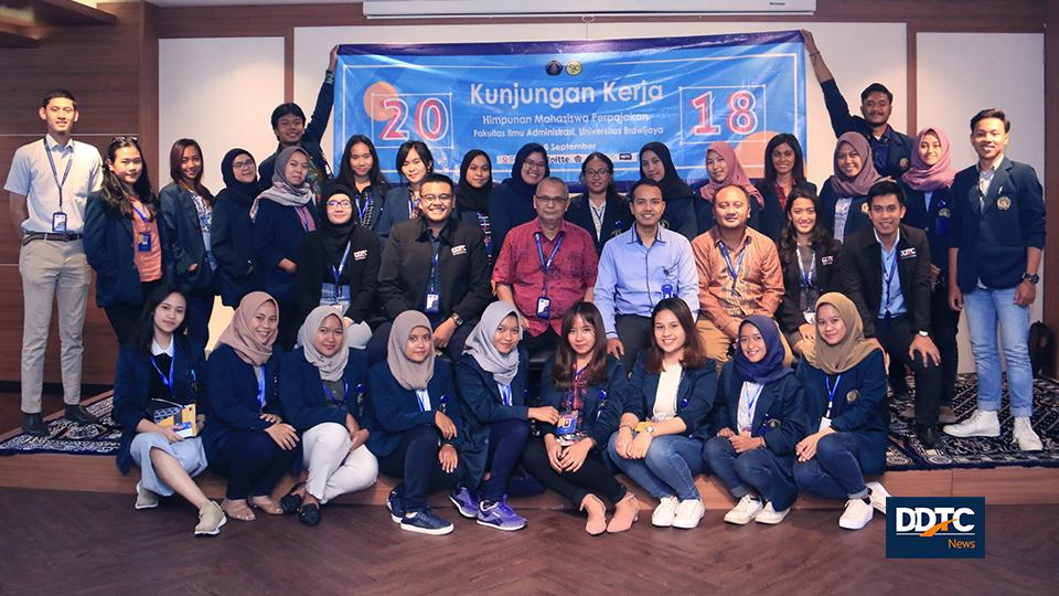 Foto bersama Managing Partner DDTC Darussalam di DDTC Hall usai kajian pajak.