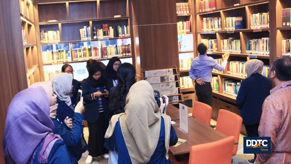 Mahasiswa Perpajakan FIA Universitas Brawijaya mengunjungi DDTC Library. DDTC Library menjadi perpustakaan dengan ragam buku terkait perpajakan terlengkap di Indonesia. 