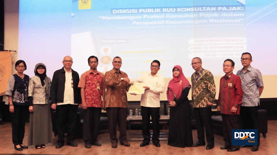 Setelah sambutan dari pihak Universitas Indonesia, acara dilanjutkan dengan penyerahan kajian akademis RUU Konsultan Pajak dari Dekan FIA UI, Eko Prasojo kepada Anggota Komisi XI DPR M. Misbakhun.