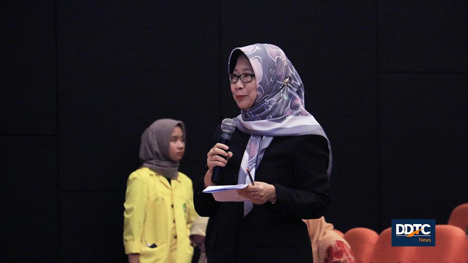 Acara semakin meriah ketika moderator Titi Muswati Putranti membuka sesi tanya jawab.