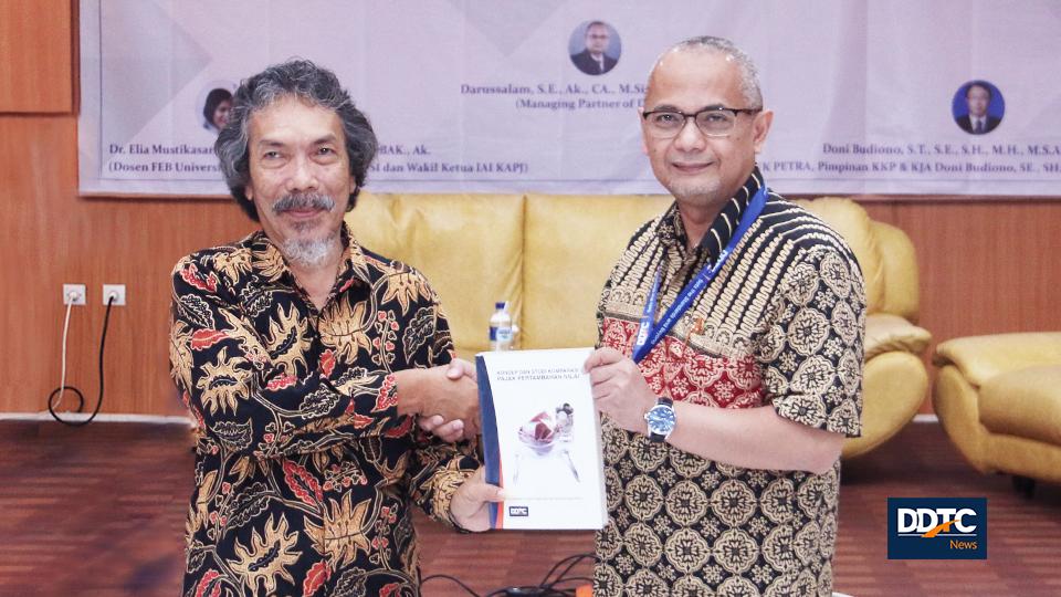 Managing Partner DDTC Darussalam memberikan buku Konsep dan Studi Komparasi Pajak Pertambahan Nilai kepada Ketua Departemen Akuntansi FEB Universitas Airlangga (Unair) Agus Widodo Mardijuwono. Selain dibagi kepada 150 peserta bedah buku, sebanyak 5 buku terbitan baru DDTC ini diberikan untuk Unair.