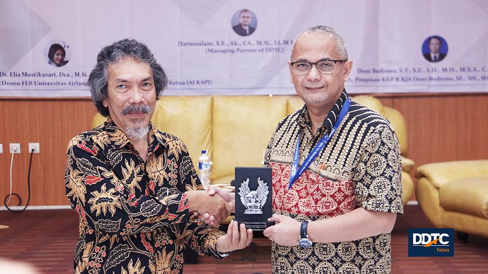 Ketua Departemen Akuntansi FEB Universitas Airlangga (Unair) memberikan plakat kepada Managing Partner DDTC Darussalam sebagai ucapan terima kasih atas terselenggaranya kerja sama dalam acara bedah buku ini.