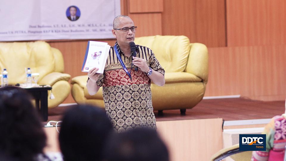 Managing Partner DDTC Darussalam memberikan pemaparan terkait buku yang ditulisnya bersama Senior Partner DDTC Danny Septriadi dan Manager of Research and Training Services DDTC Khisi Armaya Dhora.