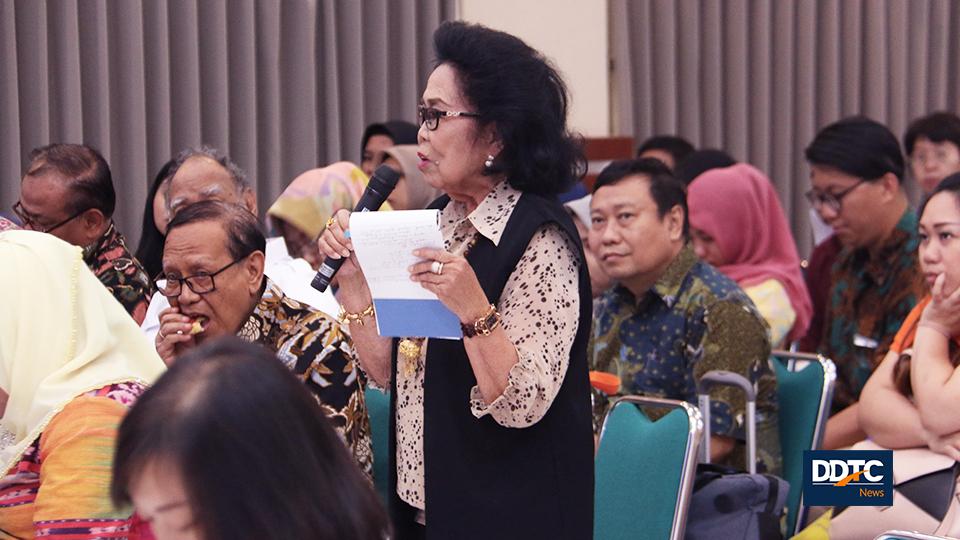 Salah satu peserta bedah buku bertanya kepada Managing Partner DDTC Darussalam dan dua reviewer terkait implementasi PPN di Indonesia. 