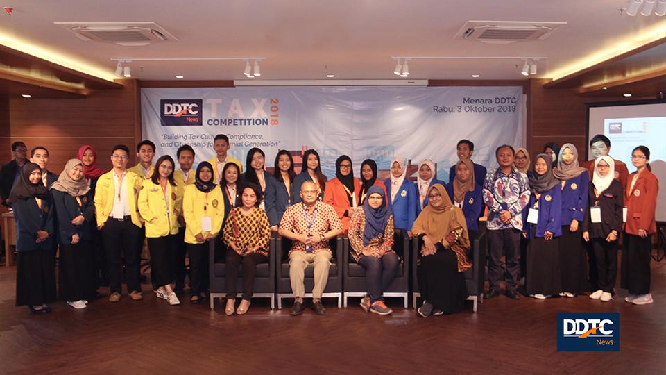 Managing Partner DDTC Darussalam berfoto bersama dengan peserta dan dosen pendamping dalam pembukaan cerdas cermat, bagian dari DDTCNews Tax Competition 2018. Pada tahap ini, ada 14 tim yang berkompetisi. 