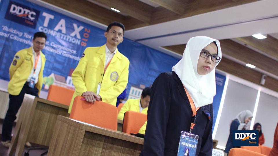 Peserta tengah serius mendengarkan instruksi dari panitia DDTCNews Tax Competition 2018 tentang aturan main dalam babak penyisihan. Babak penyisihan berisi soal pilihan ganda, isian singkat marathon, dan soal hitungan. 