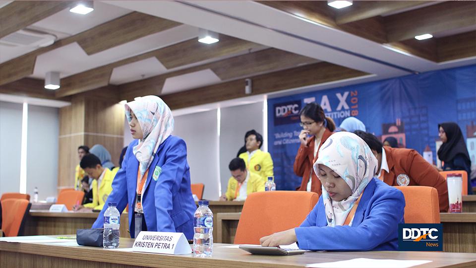 Peserta kompetisi tengah mengerjakan soal dalam babak penyisihan. Dalam babak penyisihan, panitia menentukan 5 tim yang terpilih untuk lanjut ke babak semifinal panitia DDTCNews Tax Competition 2018. 